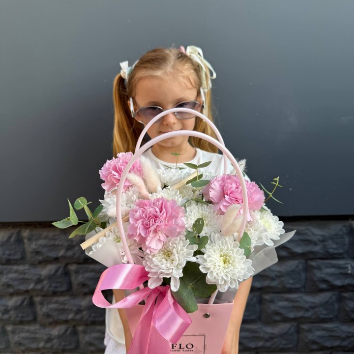 Сумочка из стойких хризантем и диантуса в Саратове