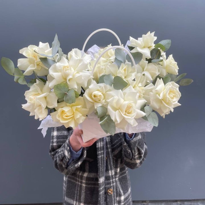 15 белых роз в сумочке в Саратове