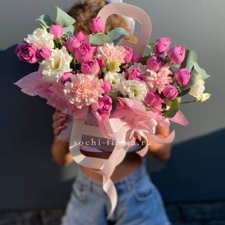 Сумочка с кустовой розой и диантусами в Саратове