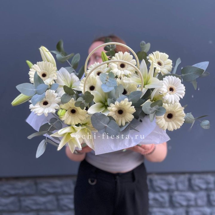 Сумочка лилии и герберы в Саратове