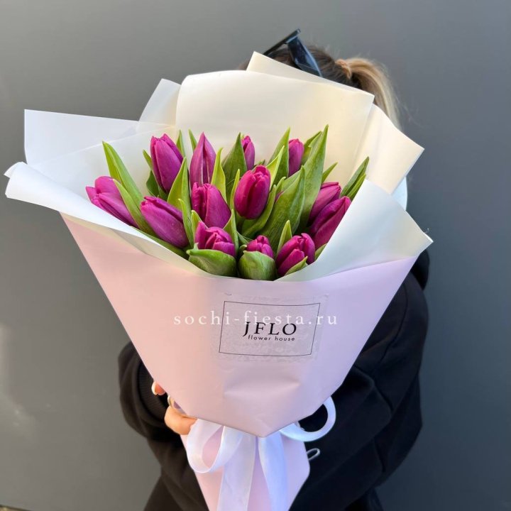 15 пурпурных тюльпанов в Саратове