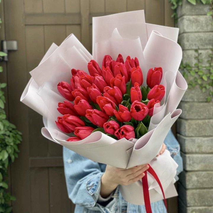 35 красных тюльпанов в Саратове